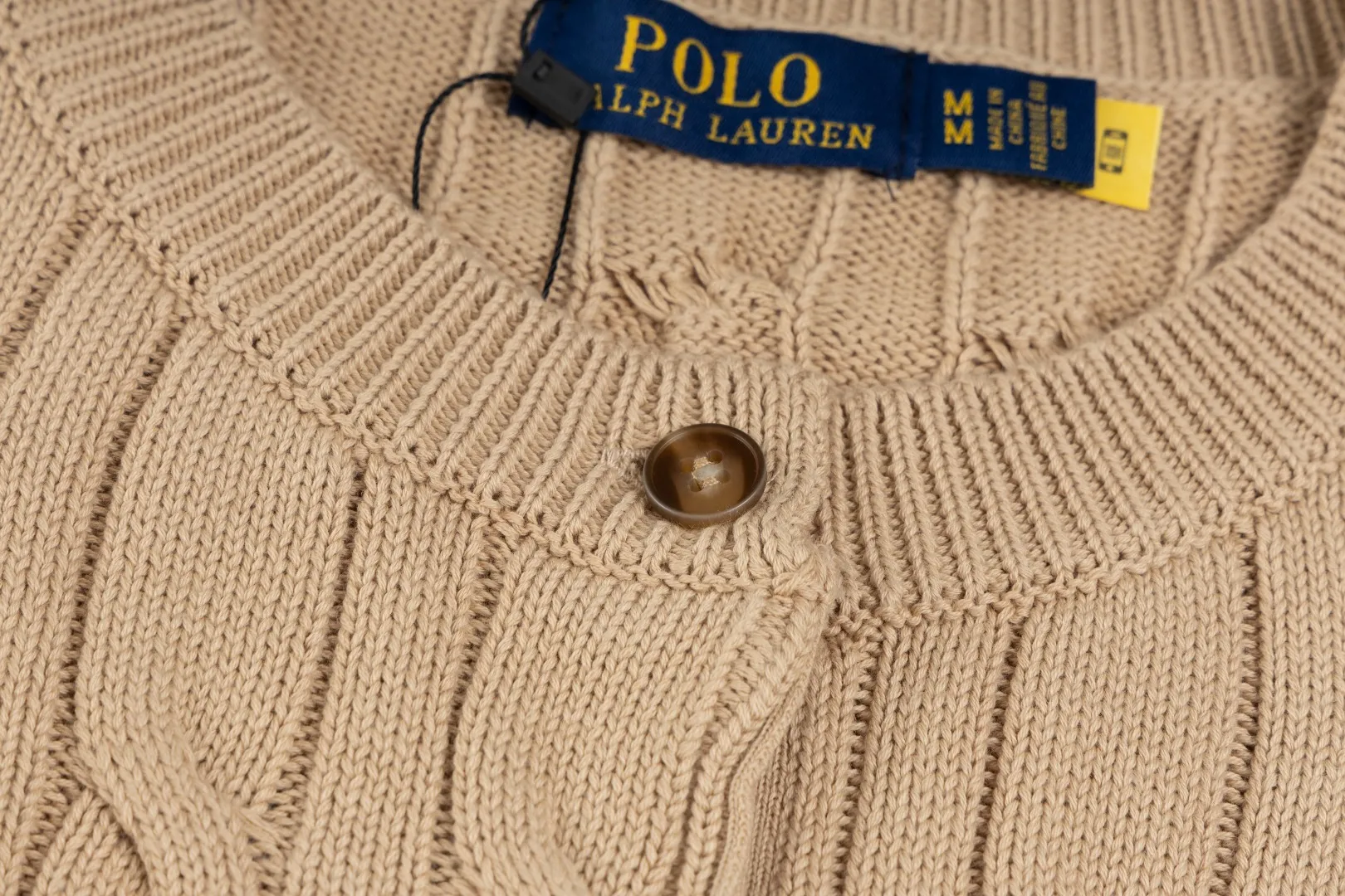 P230 #R93 RALPH LAUREN Ralph Lauren twelve colors classic small label embroidery logo seven-button knitted cable cardigan sweater women's top, high-density LOGO embroidery on the chest, original customization of tag accessories. Made of pure cotton yarn, pure cotton is skin-friendly and comfortable, small label war horse embroidered twist button cardigan sweater 🐎 high quality, follow the blogger to learn how to wear it! Let’s buy a Ralph Lauren cable sweater. It’s a super hard-to-find series after it became popular. It’s hard to find one on the official website. It’s simple and practical to wear, with a lazy and loose feel. The thickened fabric has more texture, feels soft and delicate, and has a loose fit. Whether worn alone or layered, you can wear different styles of fashion with just one piece!   Size:
